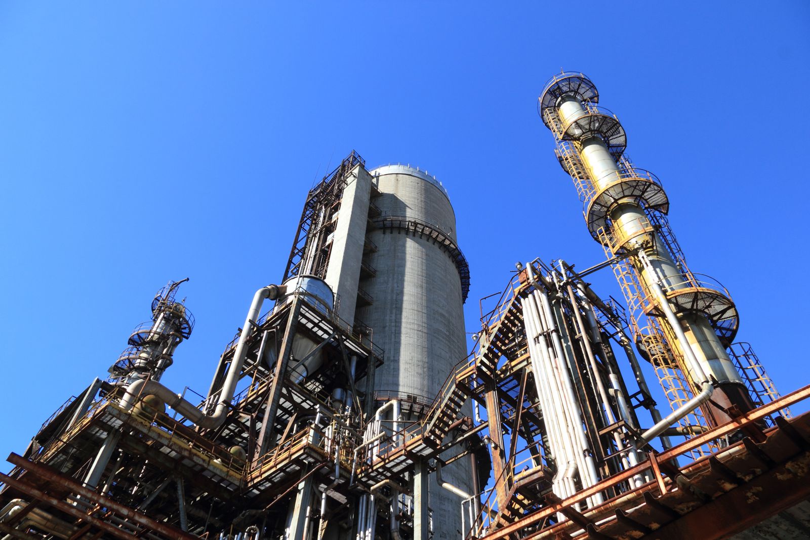 Vertical process structures at an oil and gas facility